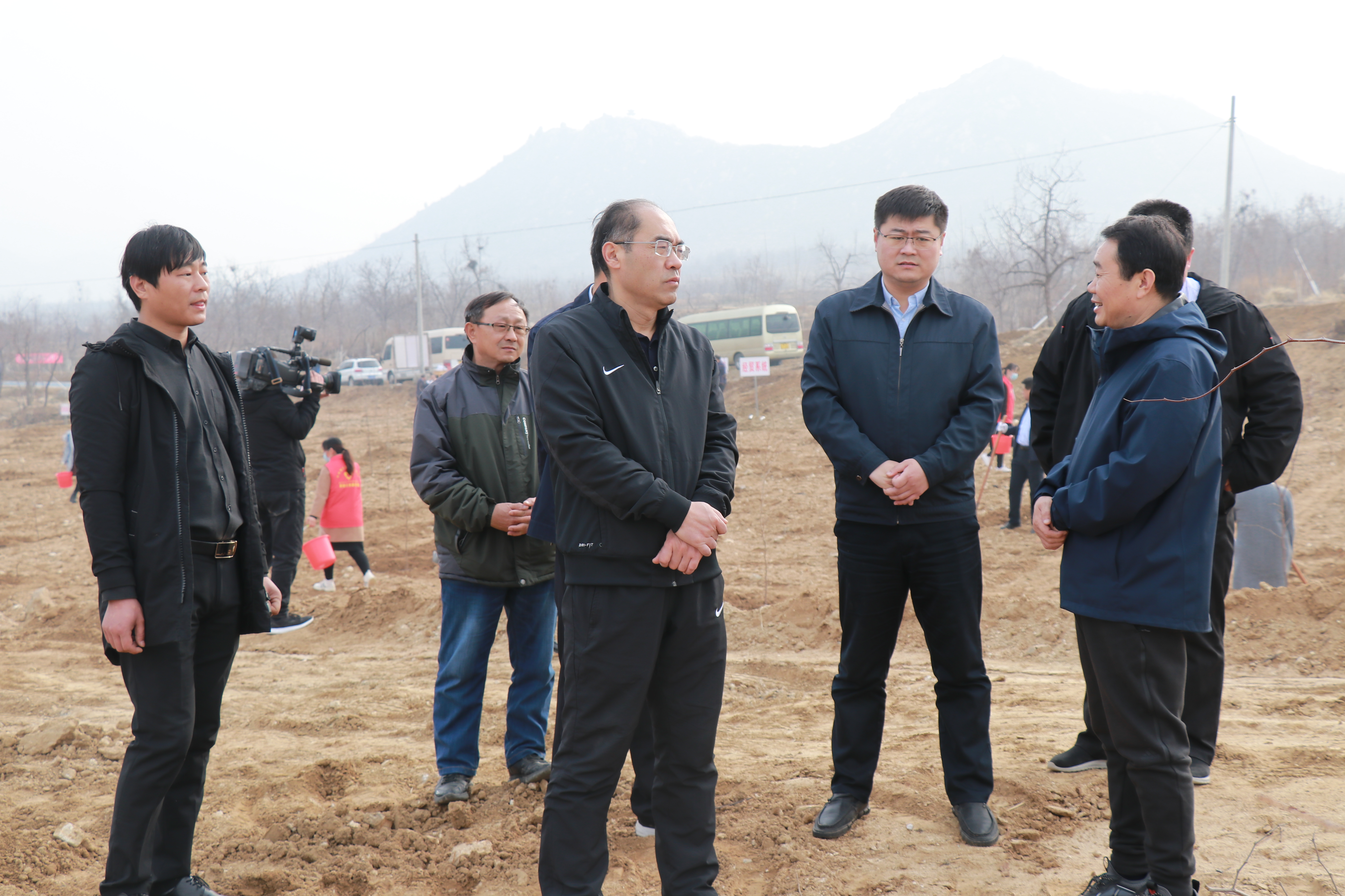 宁阳县委书记毕黎明了解宁阳大枣产业发展和枣疯病防治等情况介绍